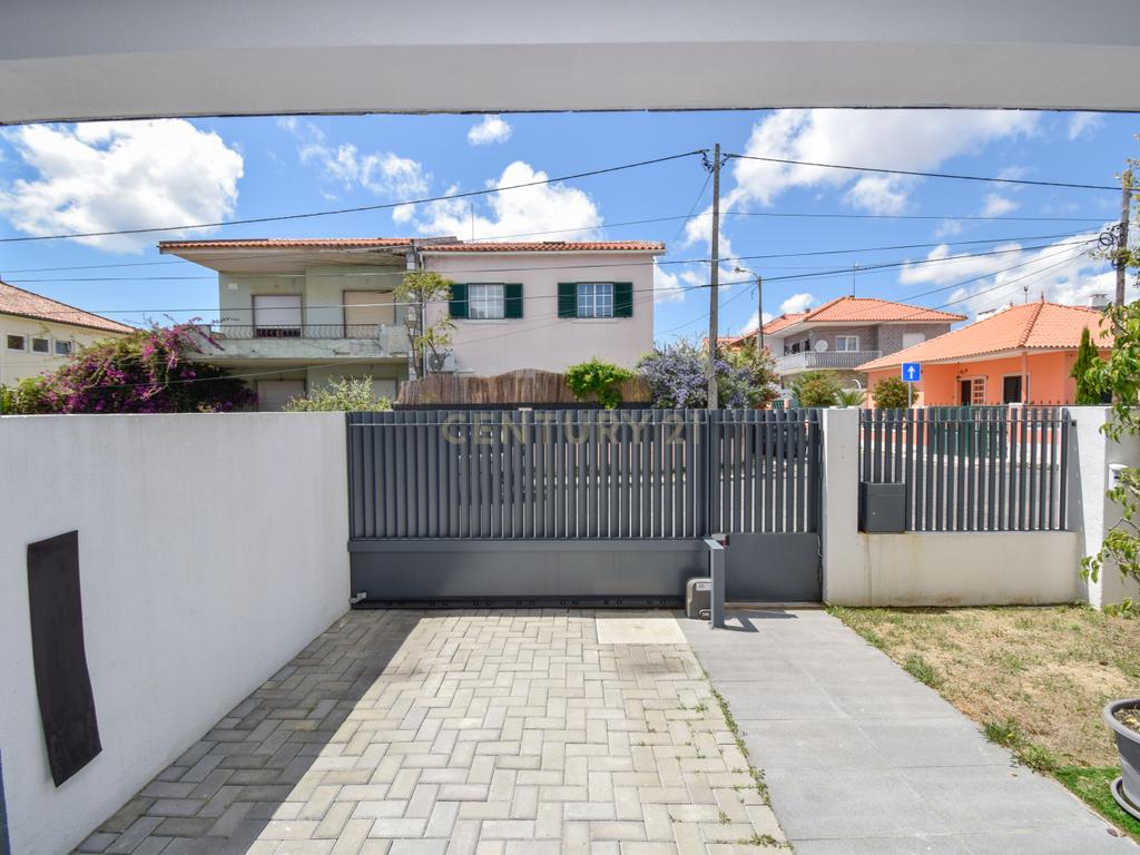 Moradia geminada T3+1 semi-nova (2023), com jardim e estacionamento privado na Rebelva (Carcavelos).  - Image 9
