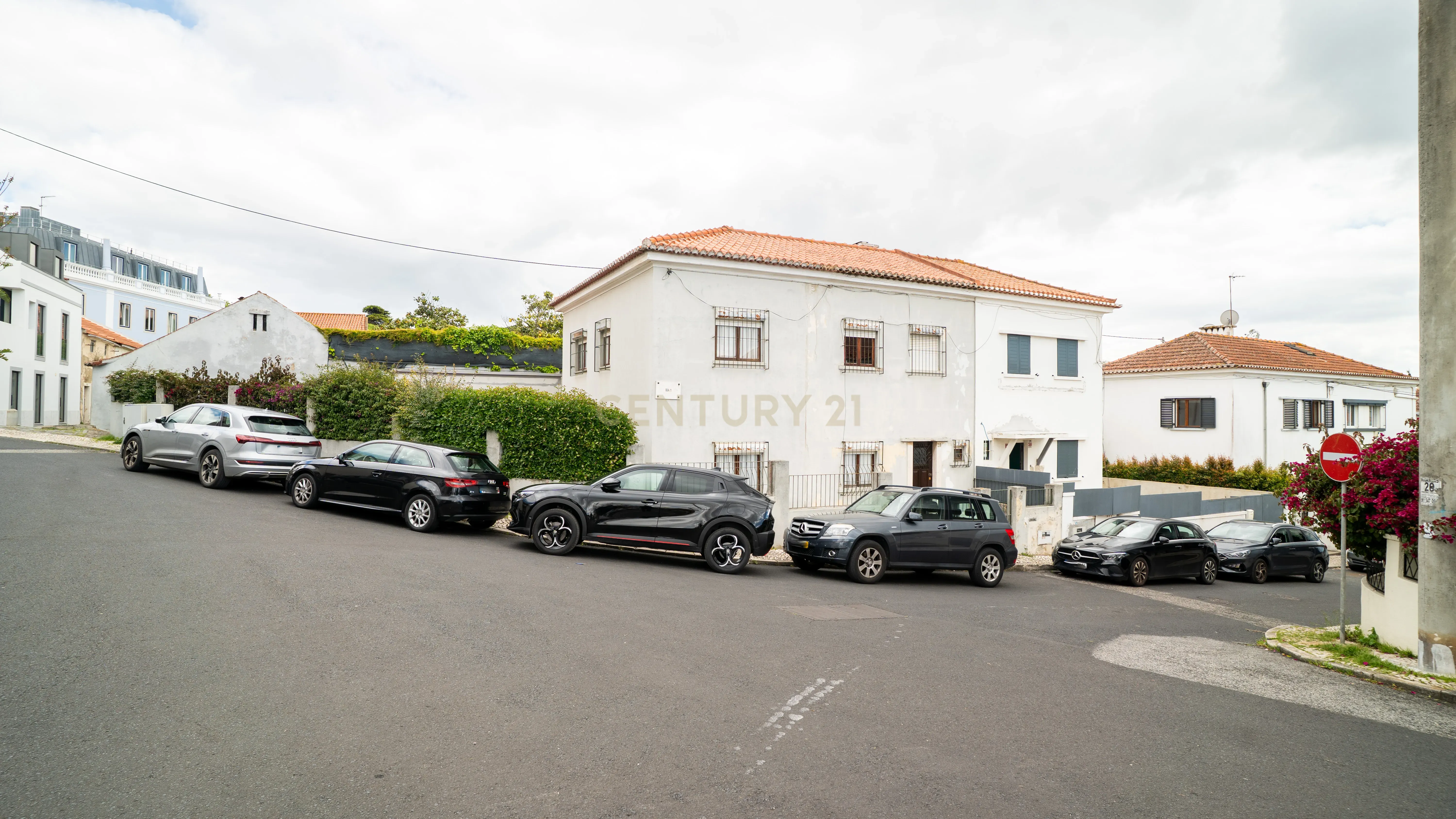 Moradia T6, na Rua 1 no Bairro de Belém, para modernizar em lote com 290m² - Image 1