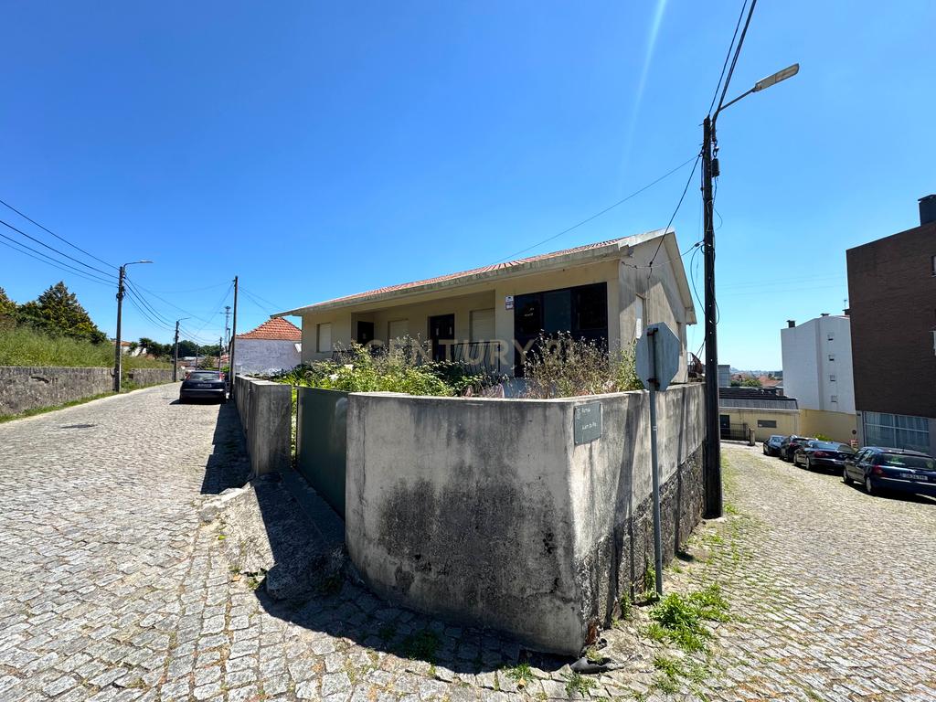 Moradia com 4 quartos, 3 armazéns e muito potencial em Freamunde, Paços de Ferreira - Image 1