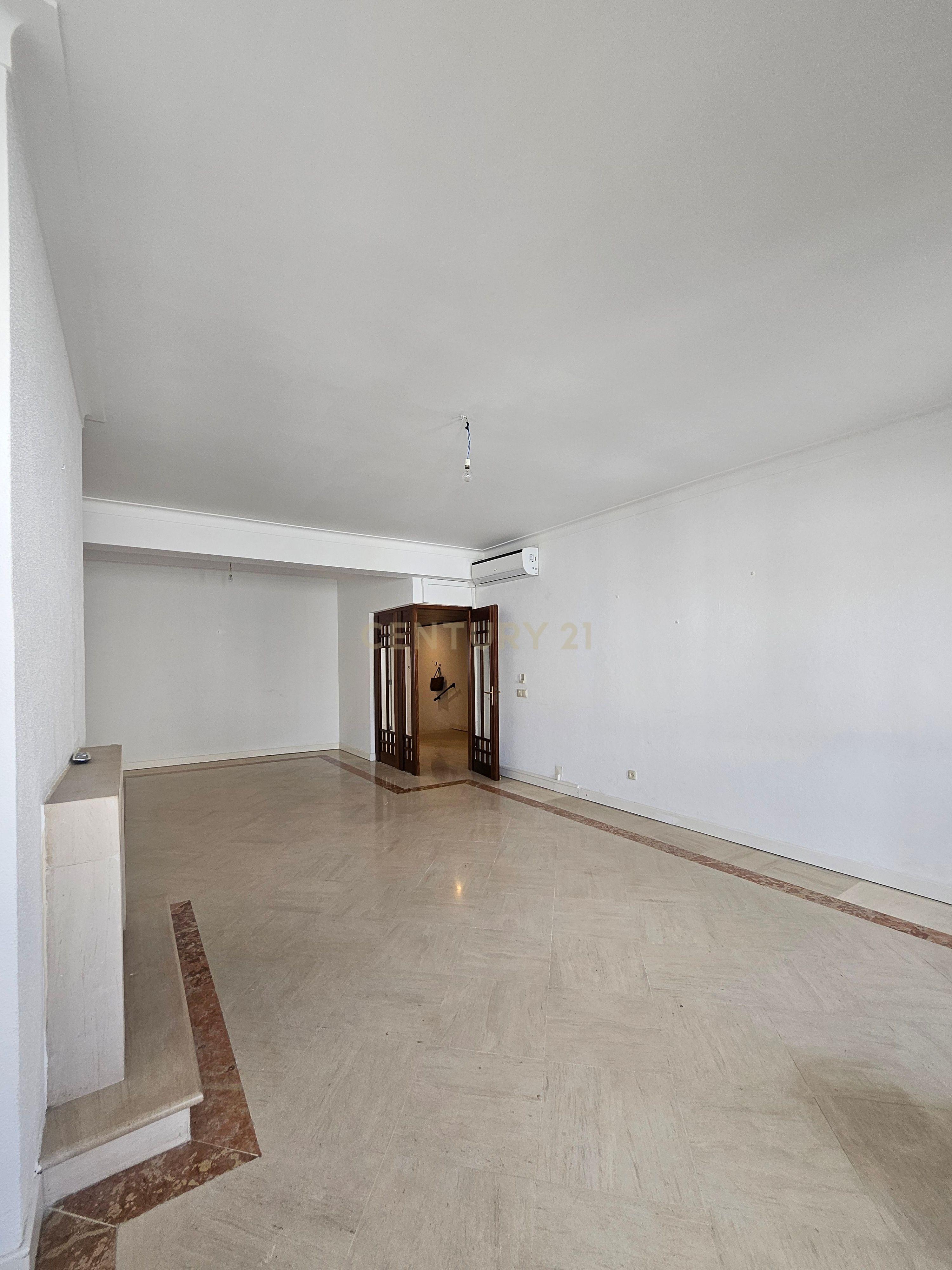 Apartamento T3 com terraço e garagem Condomínio Santa Catarina, Centro Histórico de Évora - Image 9