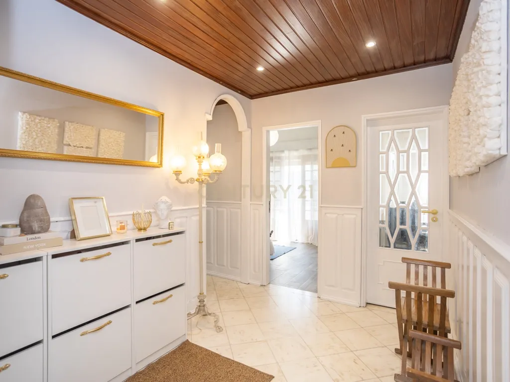 Magnífico T4 no Bairro de São Gabriel com 3 Varandas e Vista Panorâmica – Setúbal - Image 2