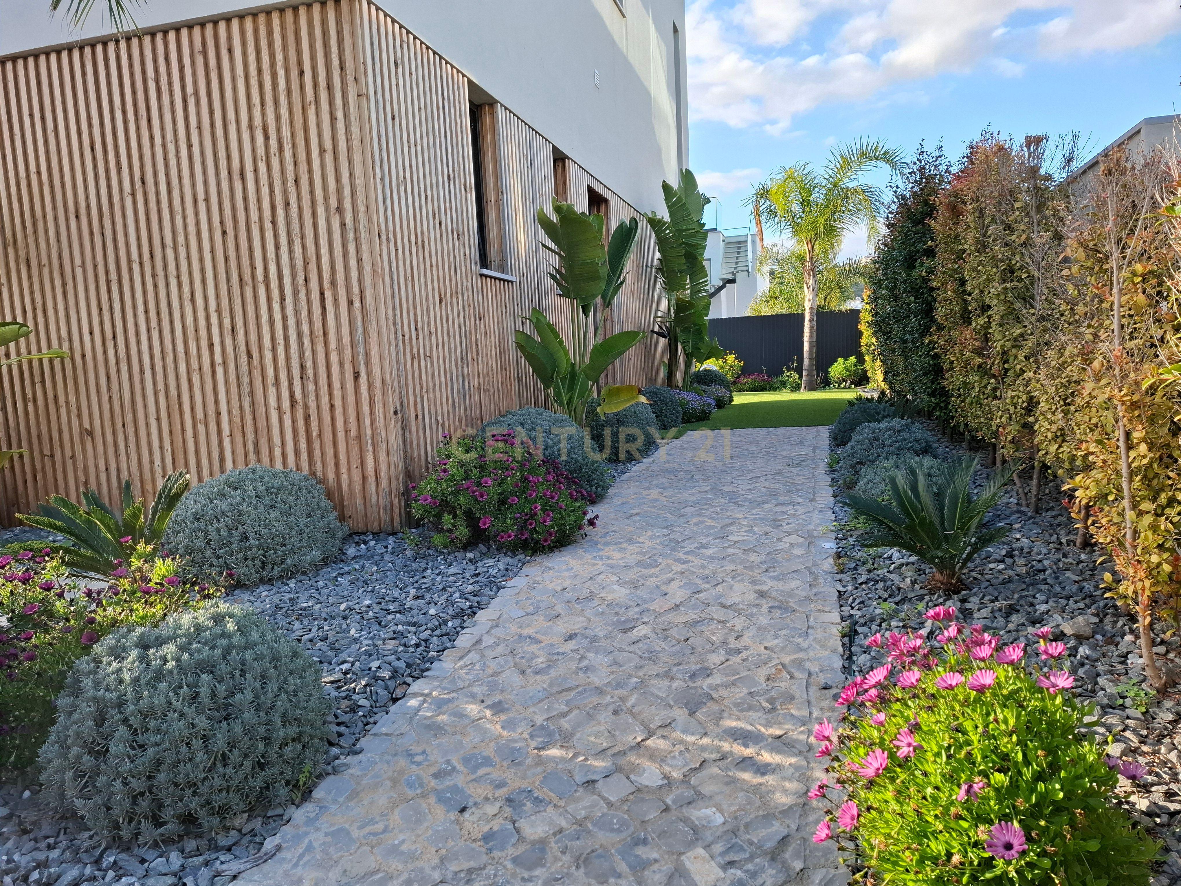 "Moradia Isolada Nova na Marina de Albufeira — Qualidade de Vida com Conforto Moderno" - Image 7
