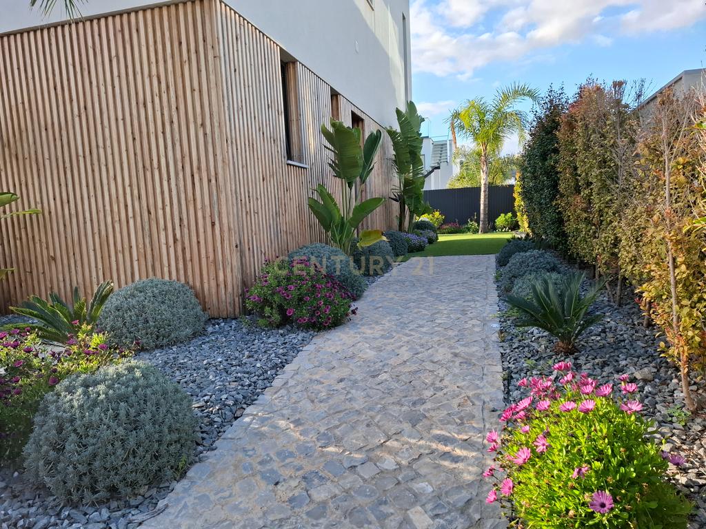 "Moradia Isolada Nova na Marina de Albufeira — Qualidade de Vida com Conforto Moderno" - Image 7