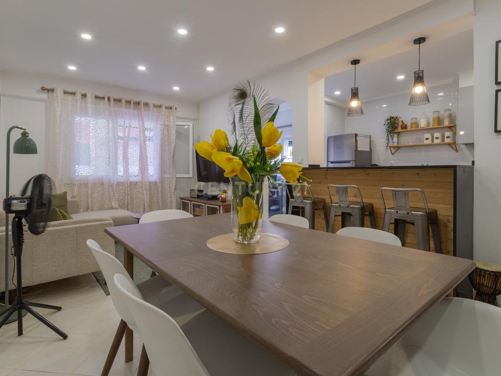 Apartamento Remodelado em Corroios, Seixal T3 + 3, garagem e Terraço - Image 1