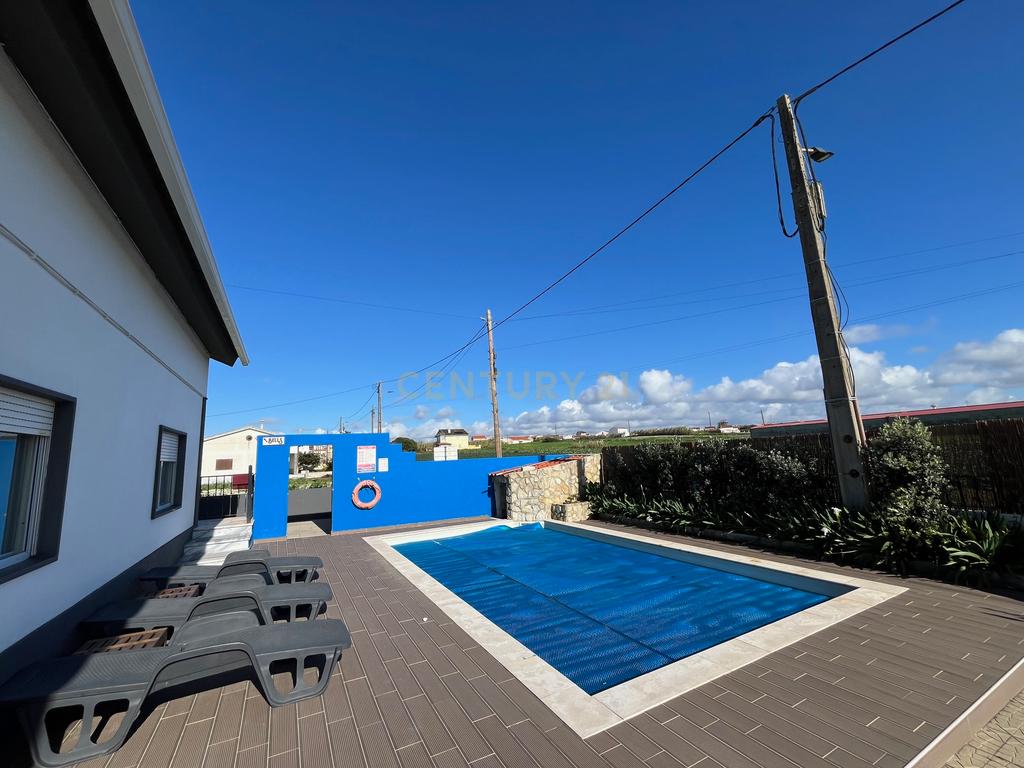 Moradia com quatro apartamentos independentes, três T2 e um T3 em Atouguia da Baleia. Ideal para famílias ou grupos, preparada para turismo ou para arrendamento de longa duração. - Image 49