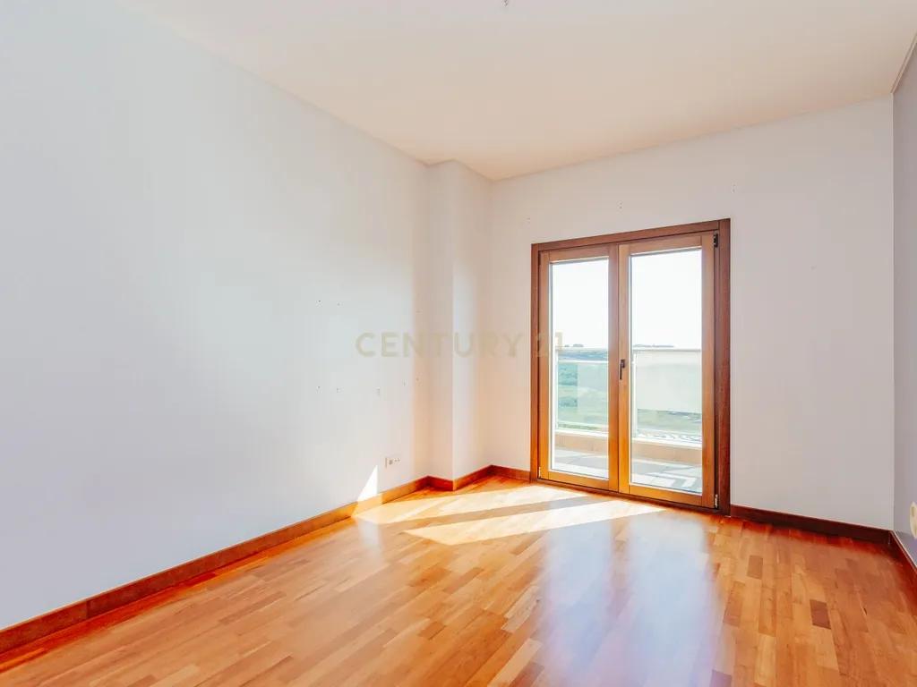 Apartamento T3 com vista da Varanda sobre o Rio Tejo nos Terraços da Ponte Sacavém - Image 19
