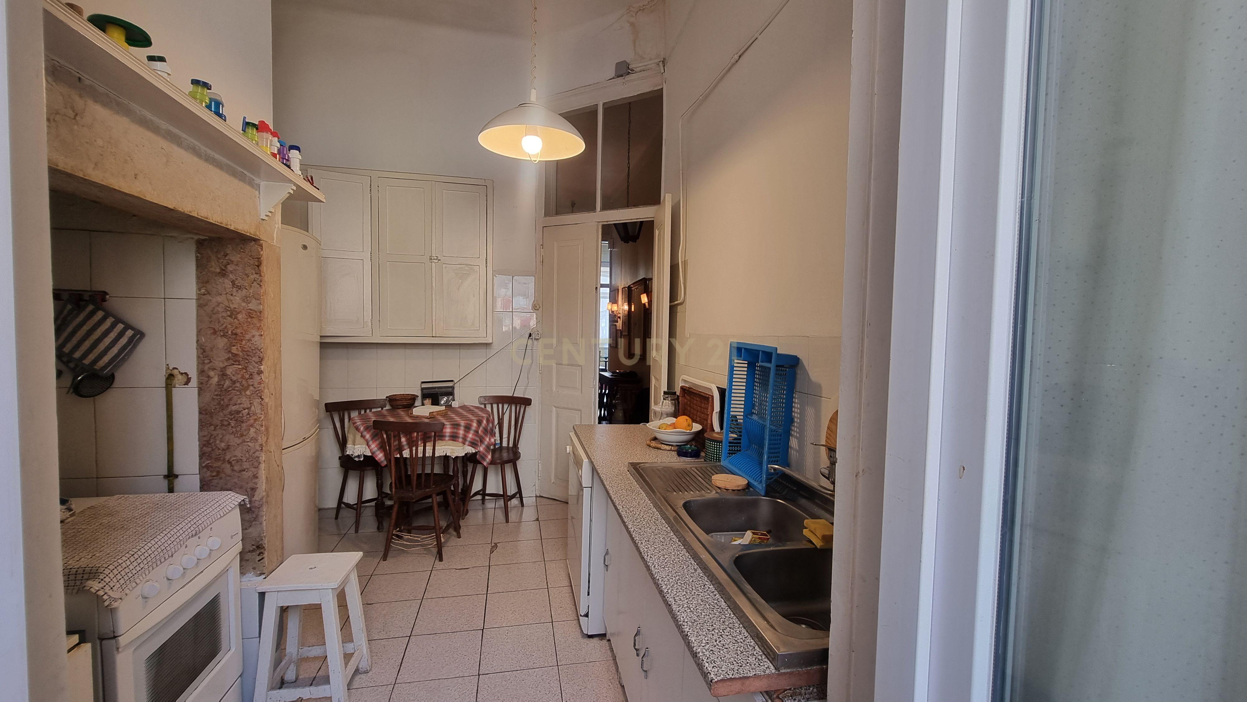 Apartamento Pombalino de Charme com 8 Assoalhadas – Av. Almirante Reis, Lisboa - Image 7