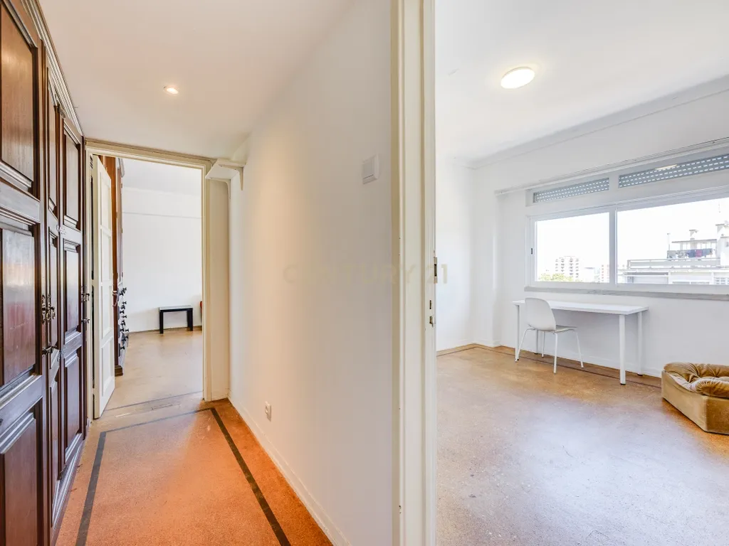 Apartamento T4 para Remodelação no Coração dos Olivais, com Vista Fantástica - Image 15