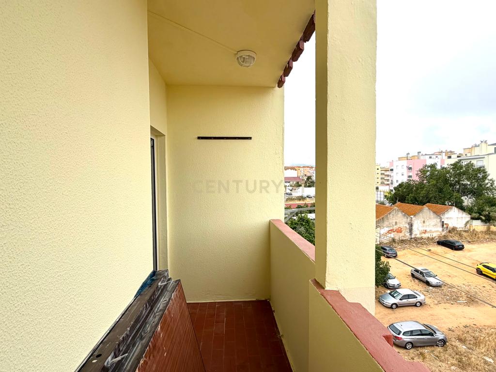 Apartamento T2 Renovado e Equipado | São Sebastião, Setúbal - Image 6