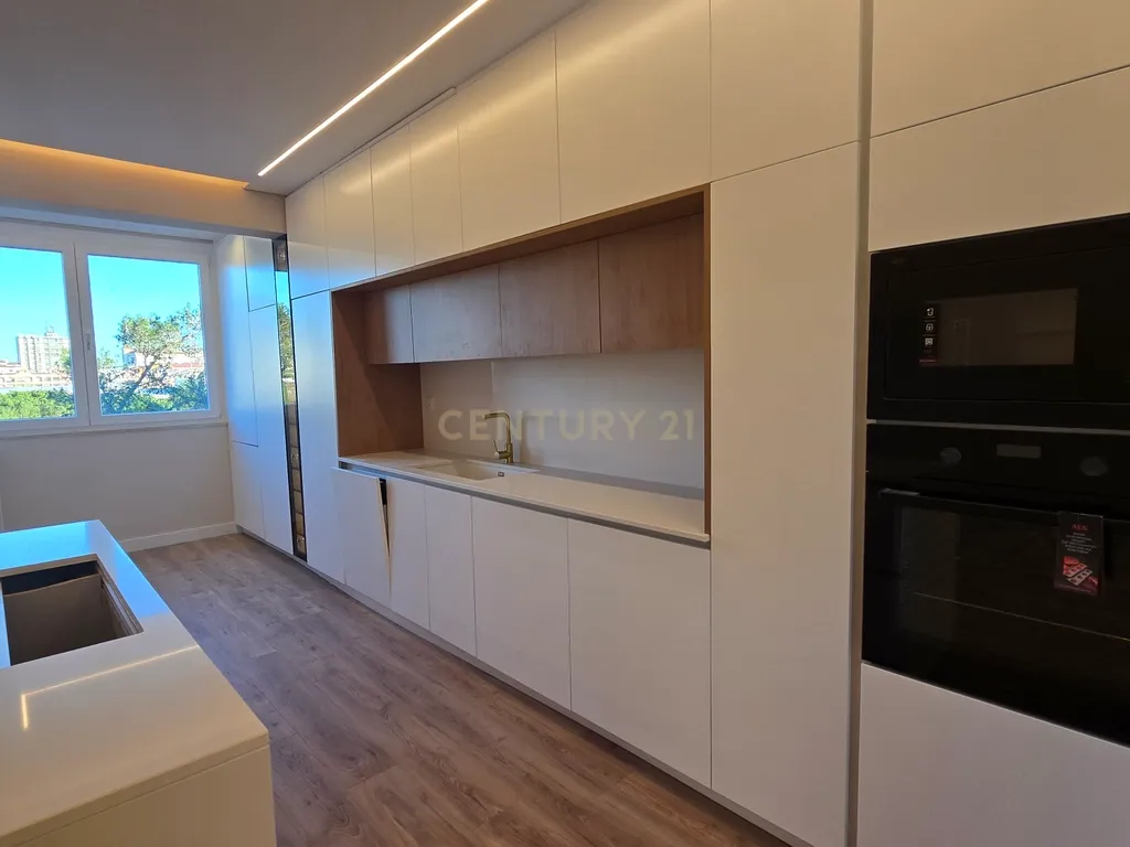 Luxuosa Penthouse Duplex T4+1 na Costa da Guia, em Cascais, com Vista Mar - Image 18