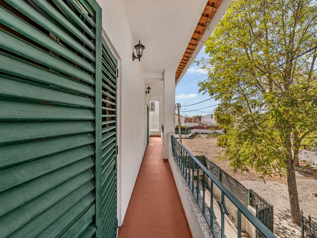 MORADIA T5 COM GARAGEM E PISCINA, 327 M² DE TERRENO PARA USUFRUIR - Image 47