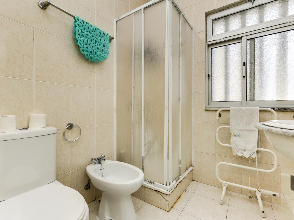 Moradia bifamiliar T4+1 em Pinheiro de Loures, com vistas desafogadas, jardim, pátio, varanda e terraço - Image 43