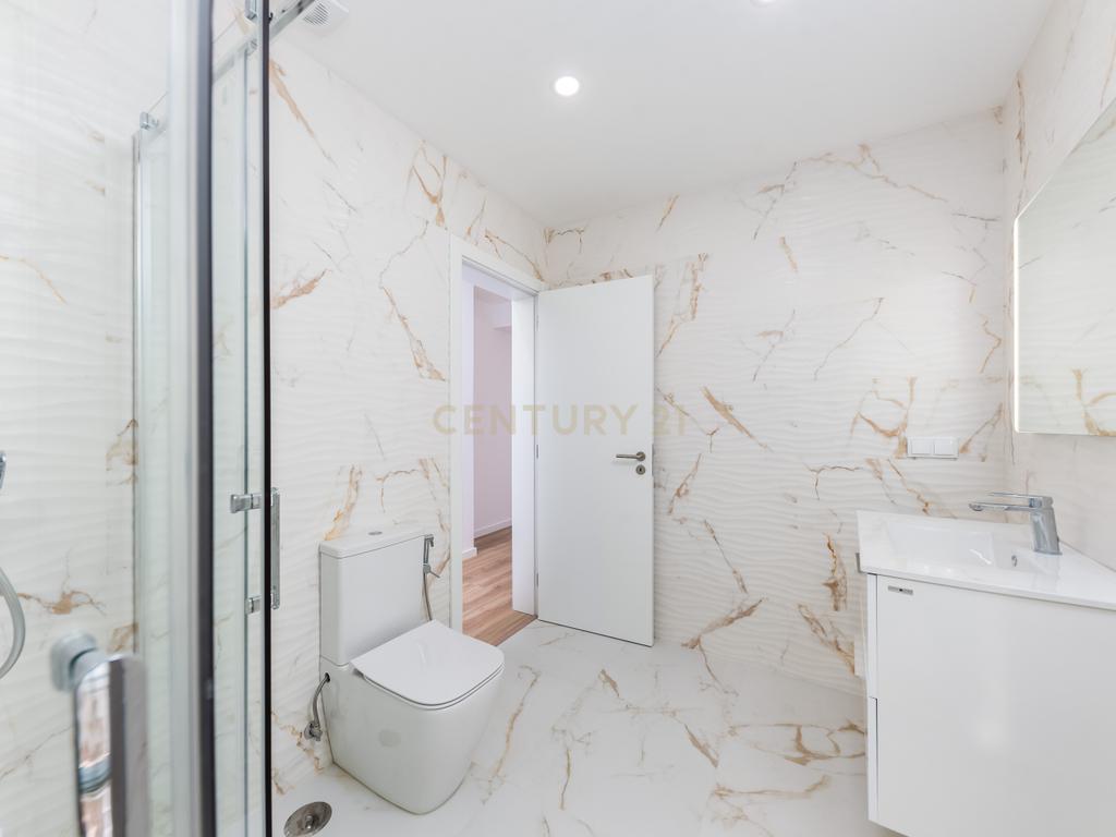 T2 Totalmente Remodelado com Terraço — Almada Centro. - Image 14