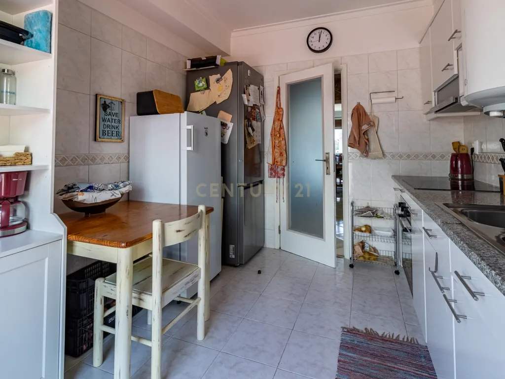 Apartamento T3 Espaçoso e Luminoso em Zona Tranquila de Sesimbra - Image 12