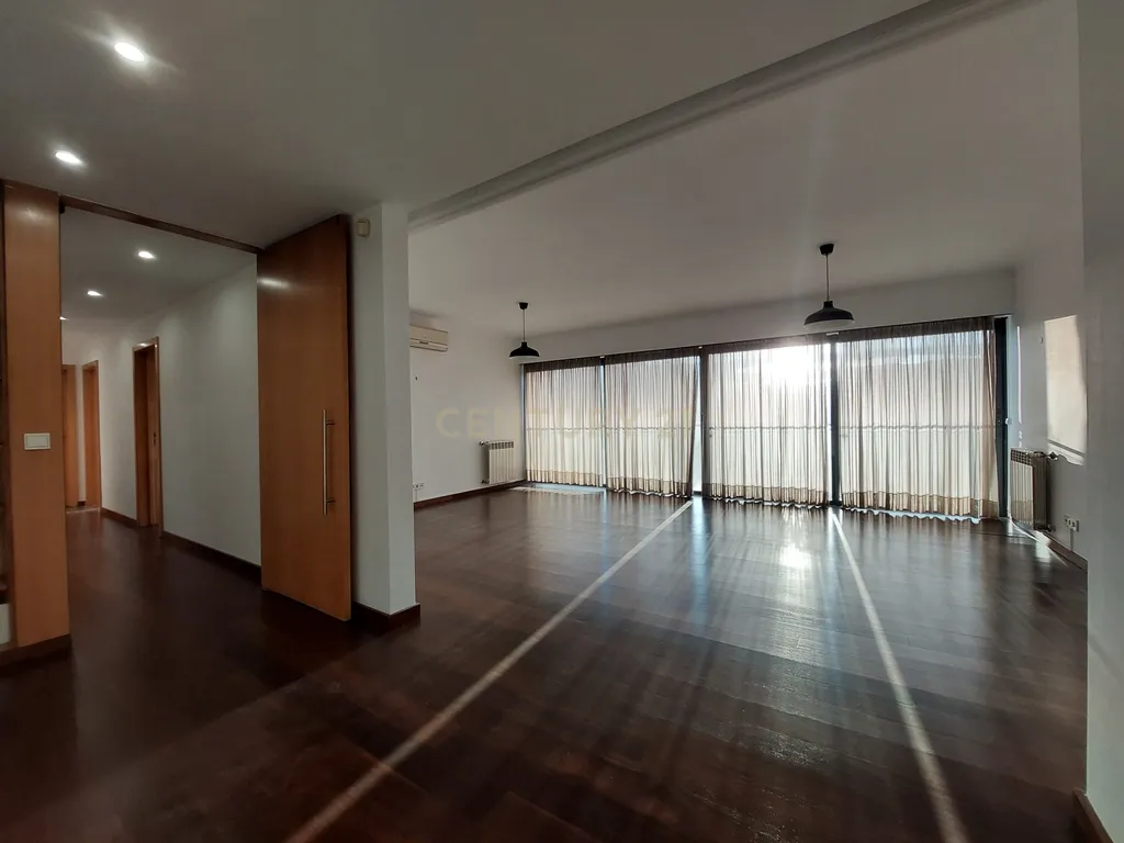 ARRENDADO - T2 Condomínio Alcântara Rio com 1 Parqueamento - Alcântara Rio - Image 1