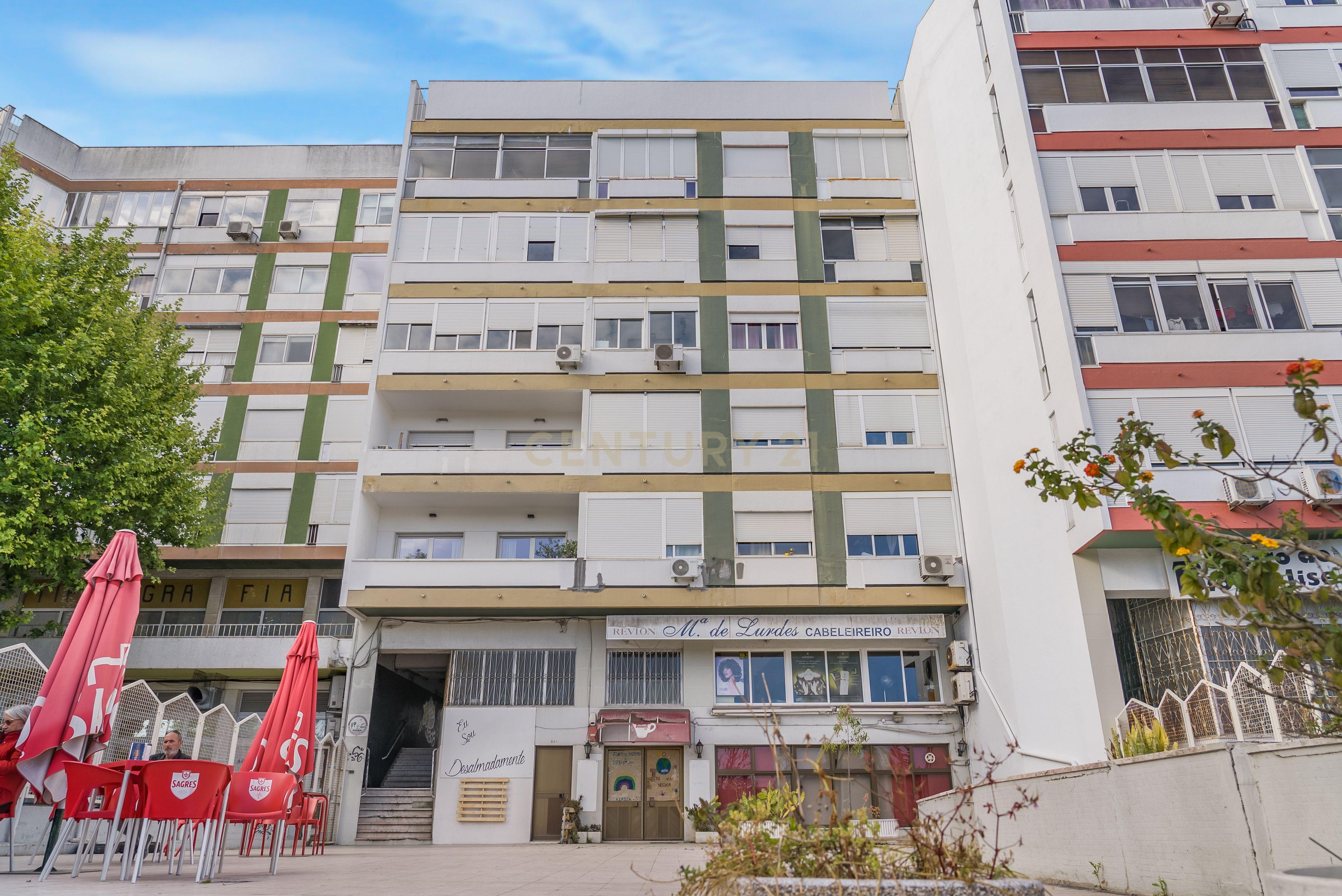 Apartamento T3 convertido em T2 totalmente renovado - Cova da Piedade ( frente à Estação) - Image 23