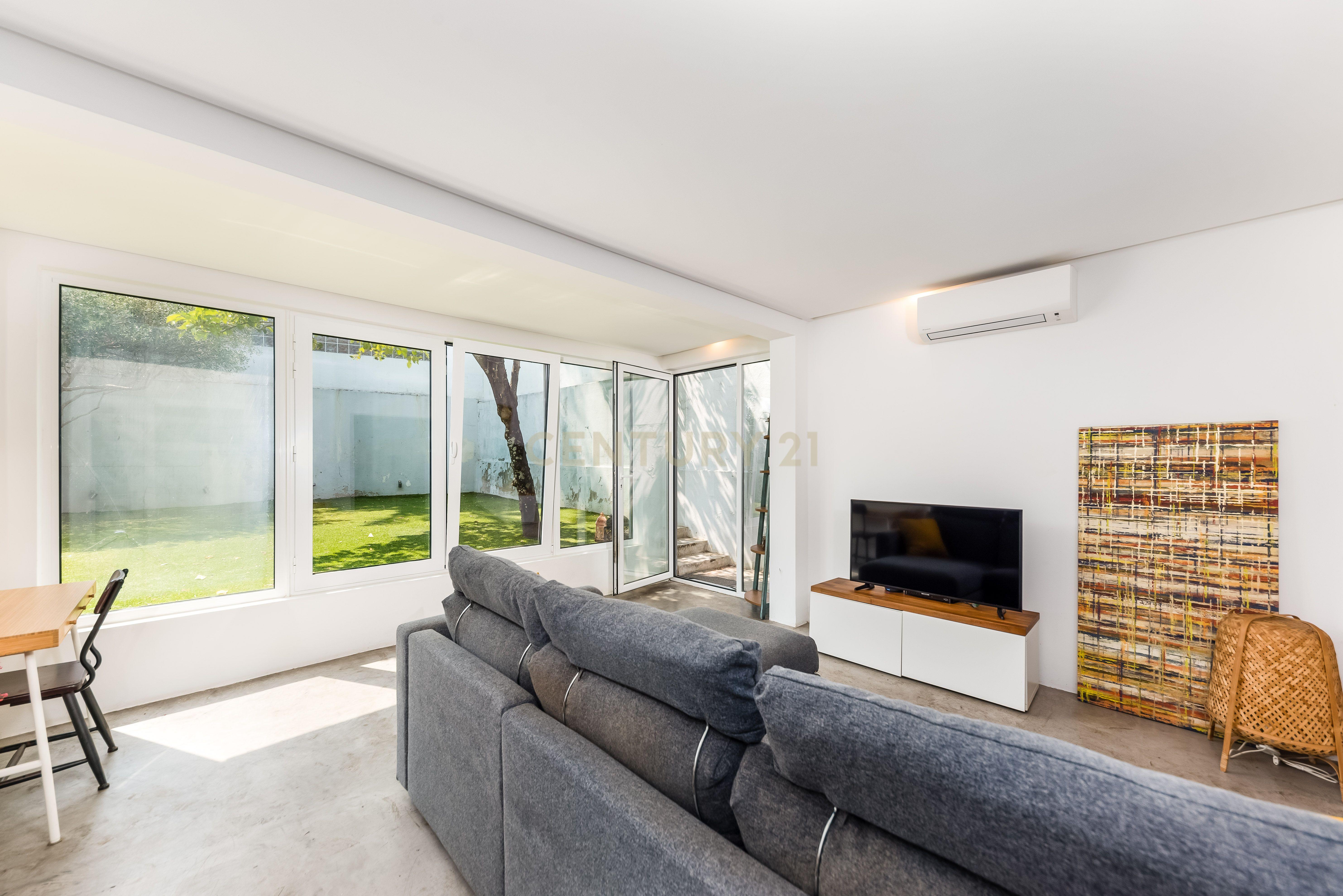 Fotografia 4 de Moradia T2 Renovada com Jardim, Cave e Terraço | Viva o melhor de Belém em 3 pisos.