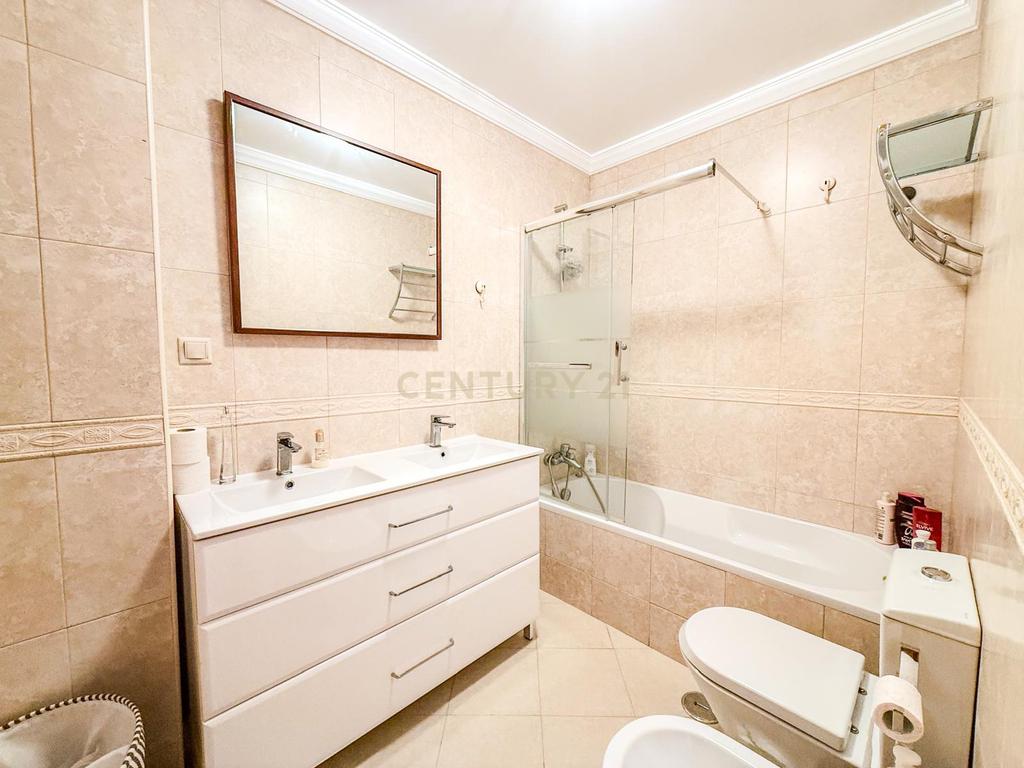 Espaçoso apartamento T2 com varanda em Armação de Pêra, Silves. - Image 7