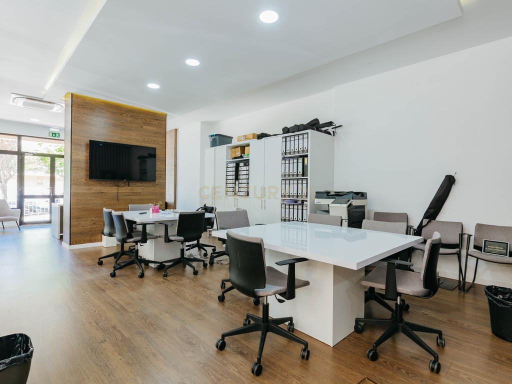 Loja com duas frentes em Sacavém, Loures - 120m² - Image 10