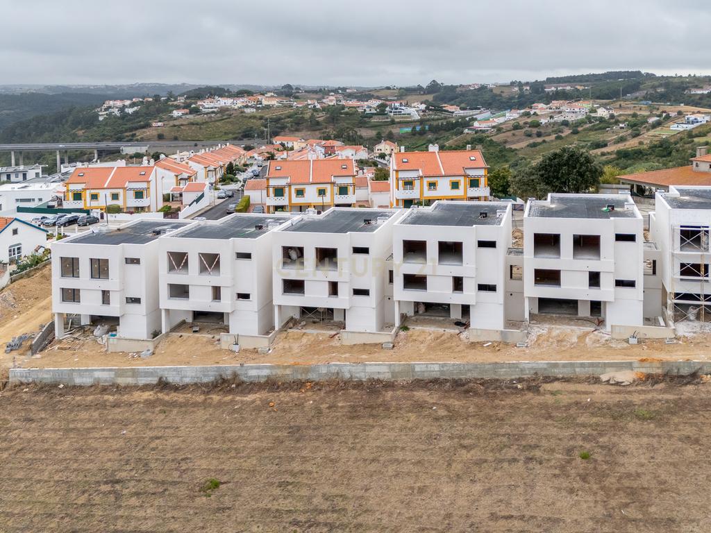 Moradia NOVA Moderna T4: PISCINA e JARDIM Conforto, Modernidade e Vistas Deslumbrantes - Image 1