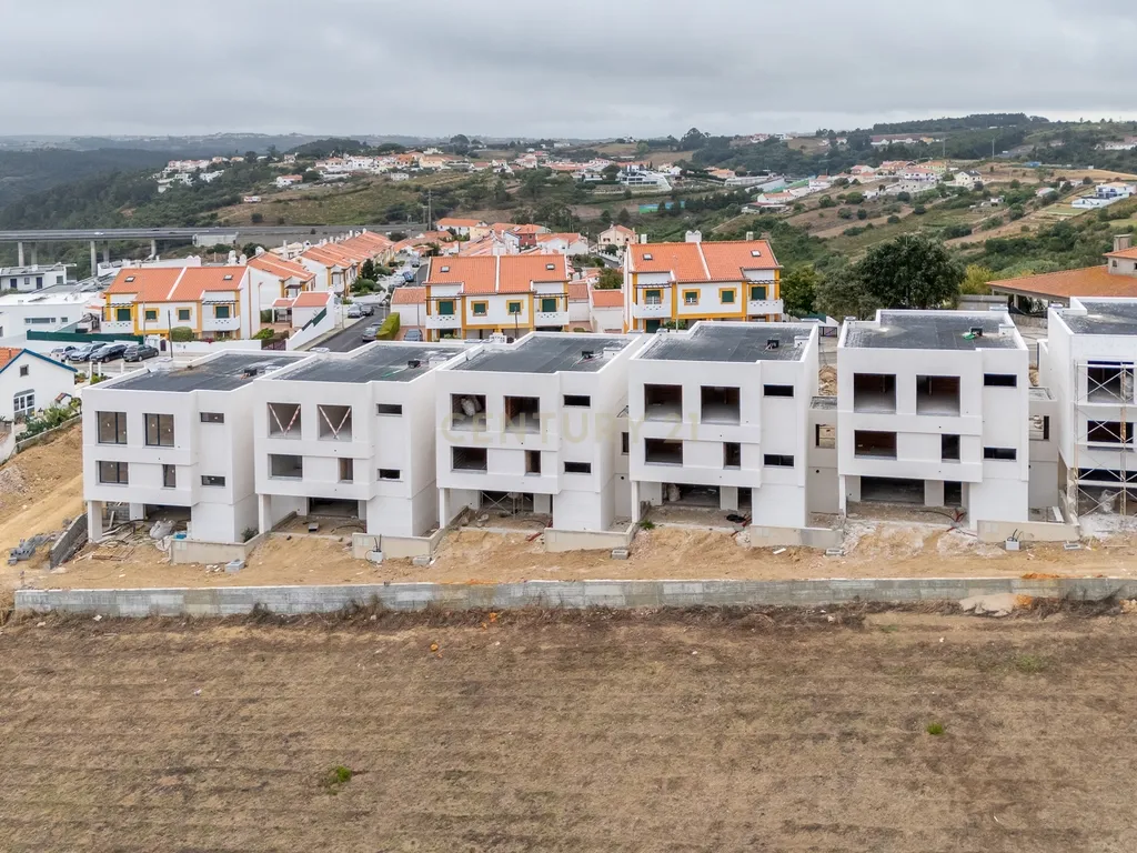 Moradia NOVA Moderna T4: PISCINA e JARDIM Conforto, Modernidade e Vistas Deslumbrantes - Image 1