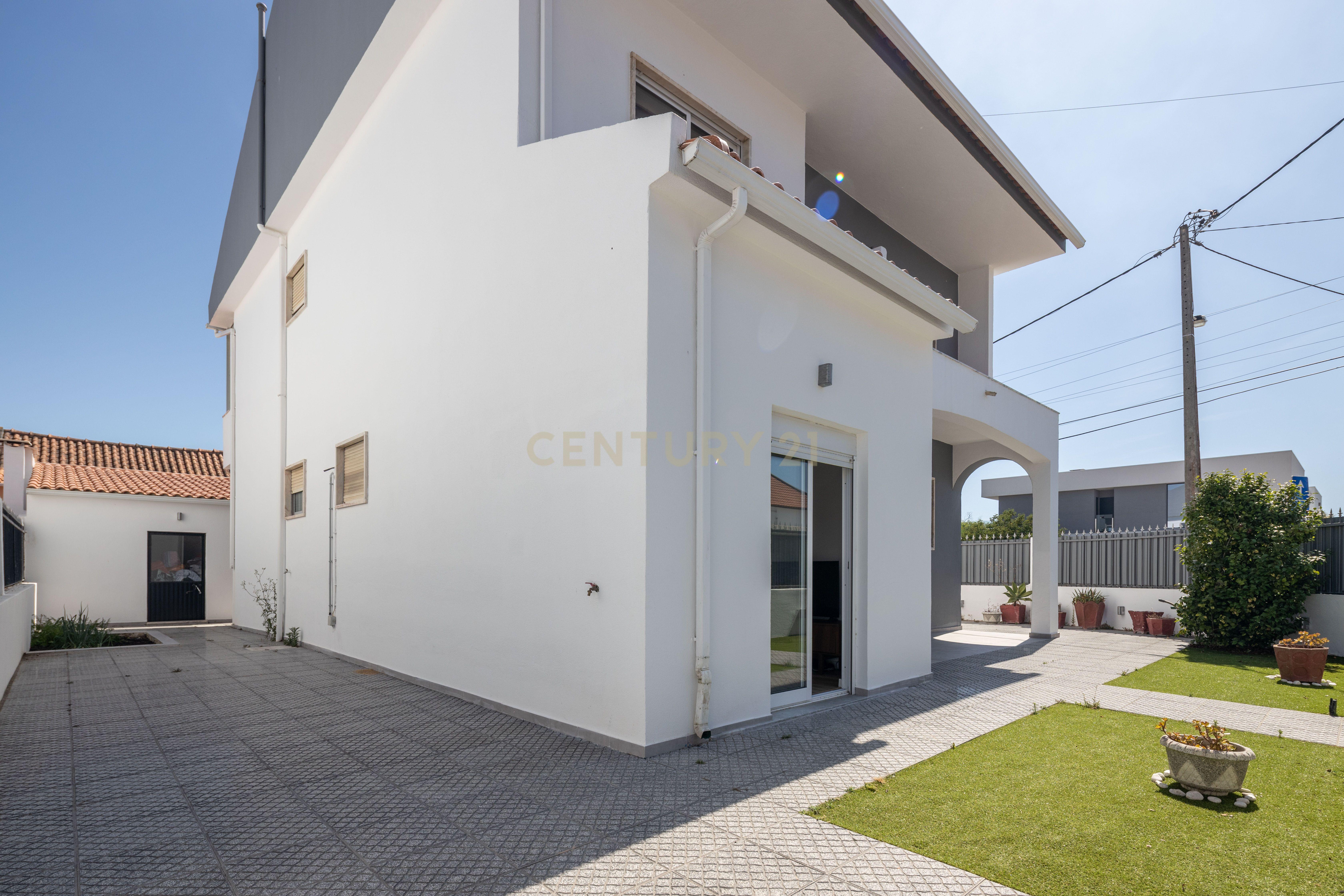 Fotografia 3 de Moradia T4 com Anexo | Garagem Independente | 221 m² de Construção | 10 minutos da praia | Quintinhas | Charneca de Caparica