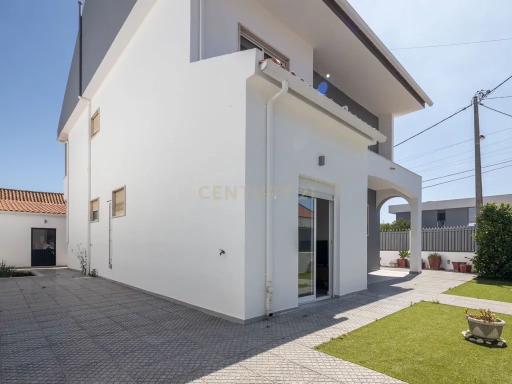 Moradia T4 com Anexo | Garagem Independente | 221 m² de Construção | 10 minutos da praia | Quintinhas | Charneca de Caparica - Image 2