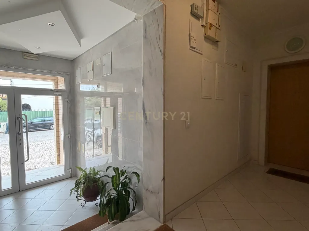 Apartamento T3 com Duas Varandas e Arrecadação, no Pinhal Novo - Image 29