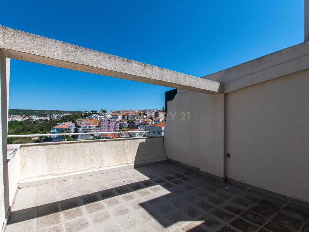 T4 Duplex com Vista Desafogada e Garagem | Linda-a-Velha - Image 29
