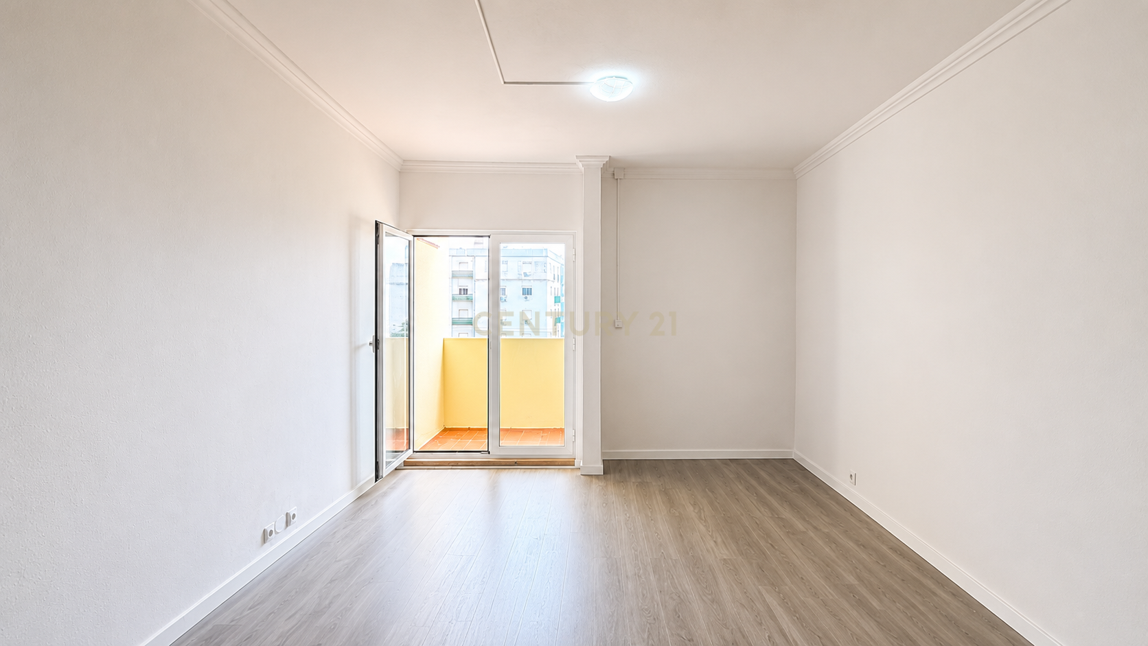 Fotografia 3 de Apartamento T2 Renovado e Equipado | São Sebastião, Setúbal