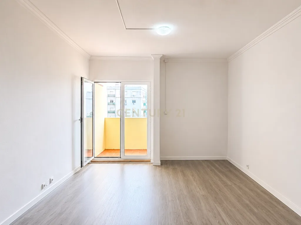 Apartamento T2 Renovado e Equipado | São Sebastião, Setúbal - Image 3