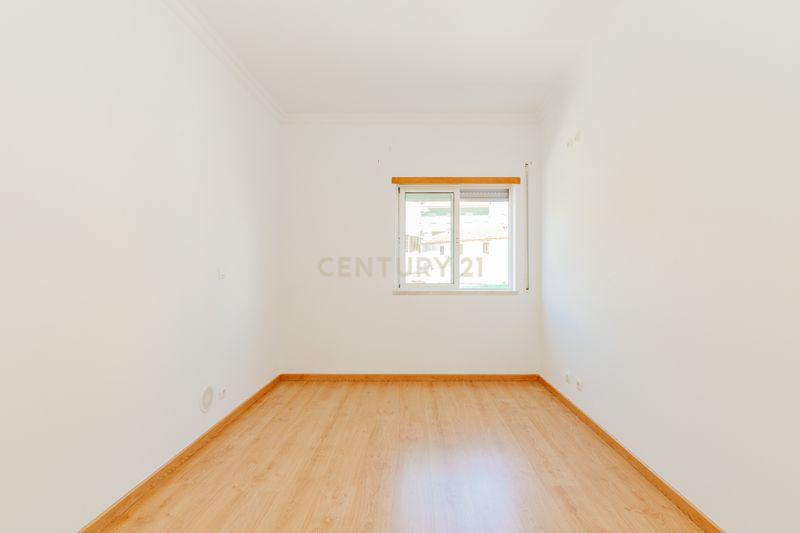 Apartamento T2 em Odivelas com Box e Varanda - Image 21