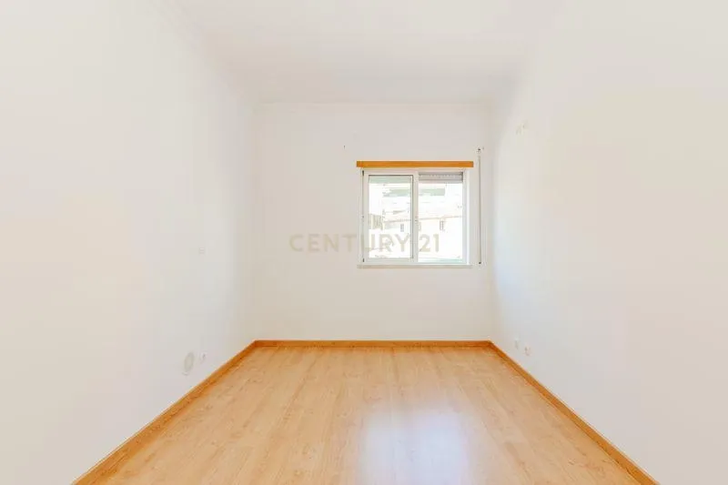 Apartamento T2 em Odivelas com Box e Varanda - Image 21