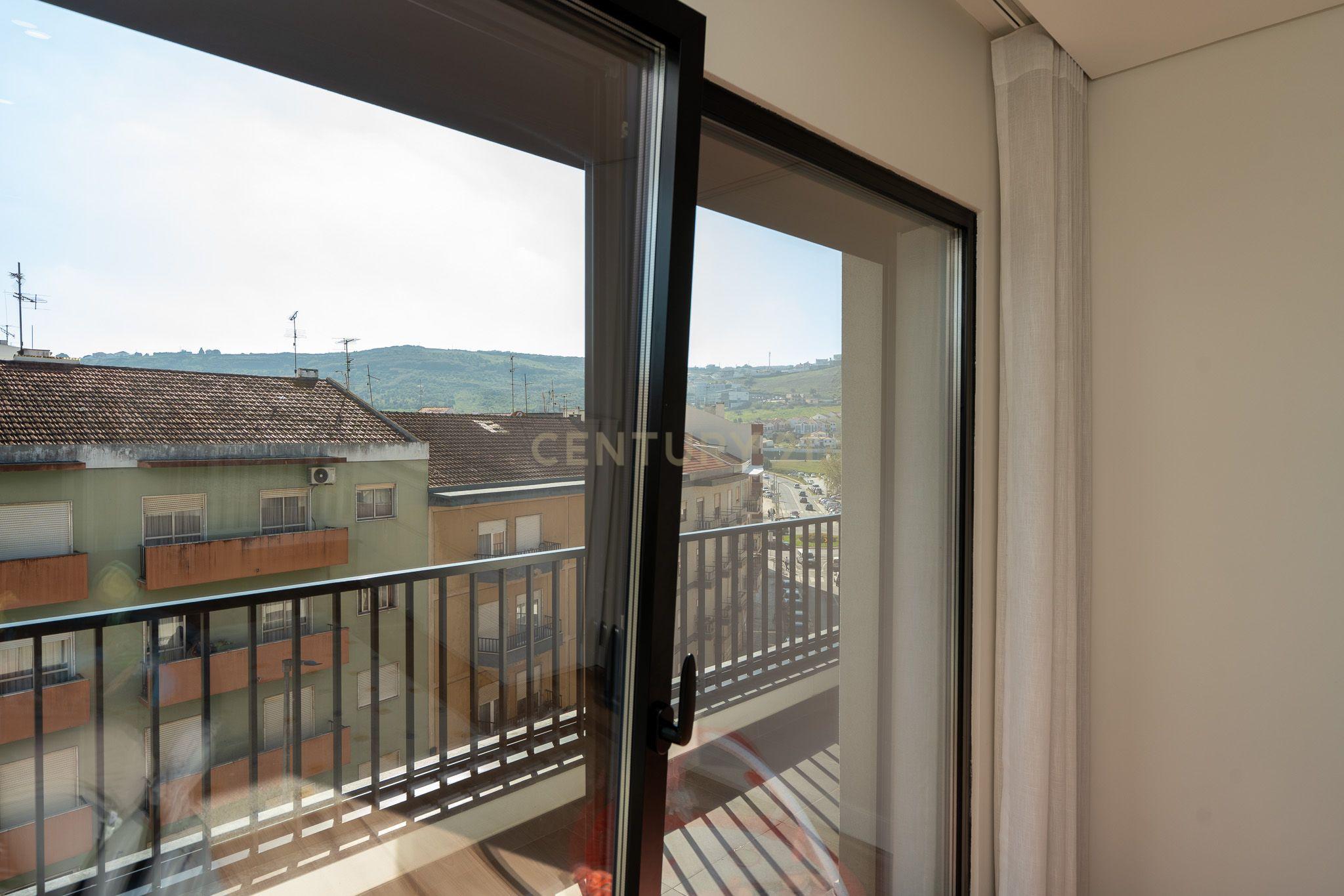 Apartamento T3+1 duplex, com terraço e estacionamento, no centro da cidade de Torres Vedras - Image 37