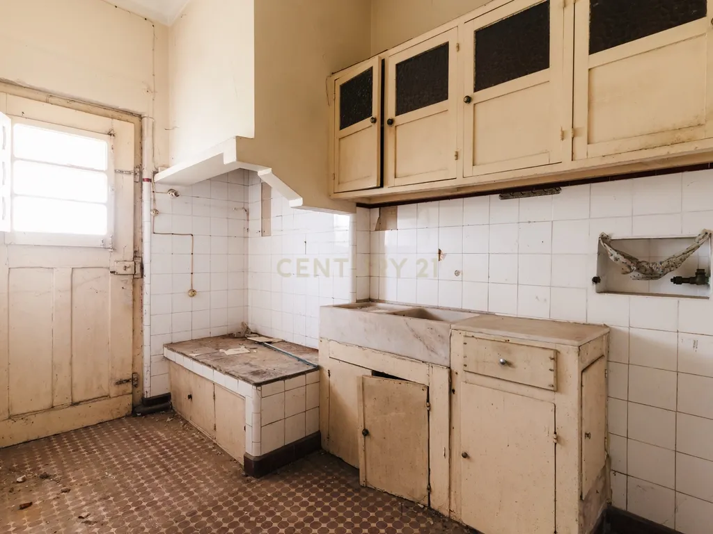 Prédio para remodelação no Entroncamento junto à estação de comboios - Image 8