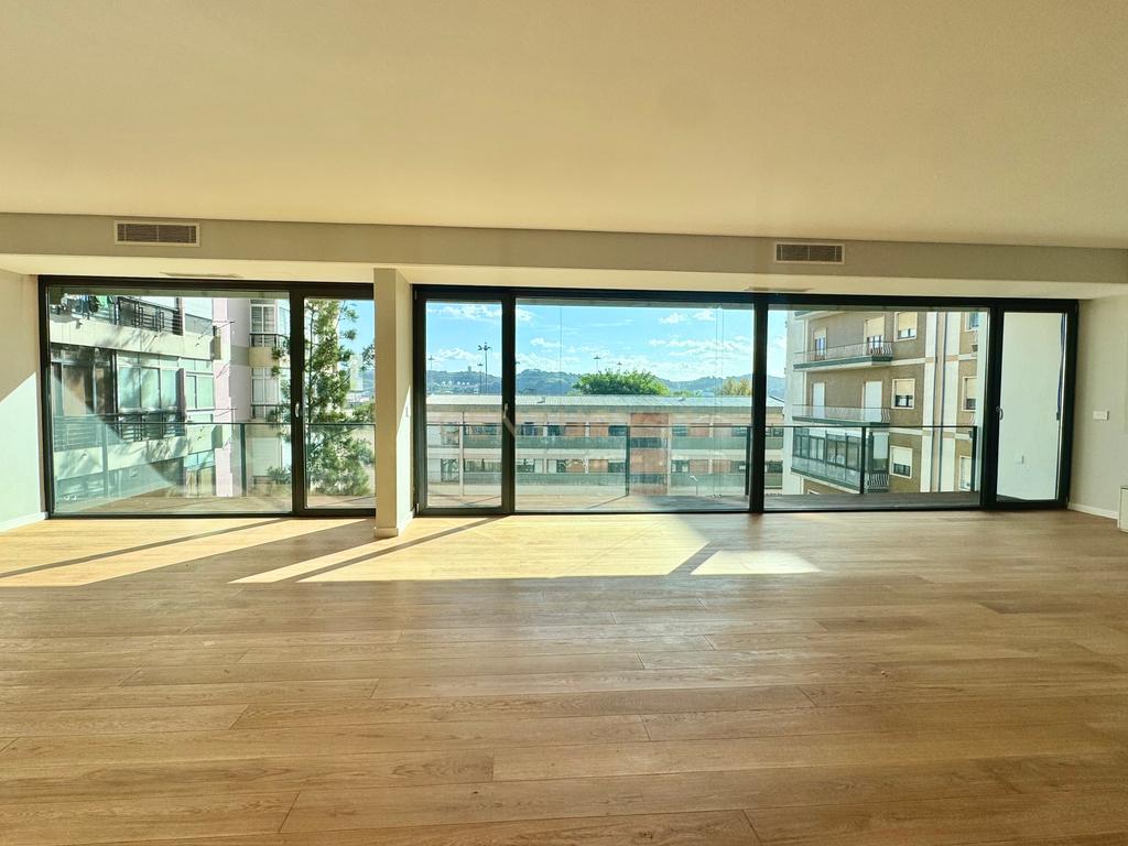 Apartamento Duplex T4 Novo na Rua Bartolomeu Dias, em Belém – conforto, modernidade, luz natural e espaço em Belém - Image 1