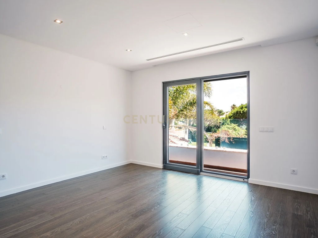 Moradia Independente T5 de Luxo com Piscina e Garagem a 5 minutos do Kings College - Image 16
