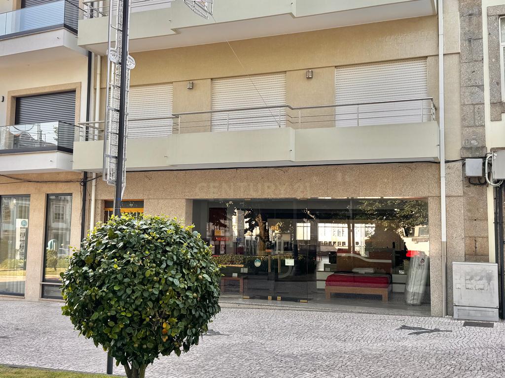 Loja com 250m2 no coração da cidade de Santo Tirso  - Image 24