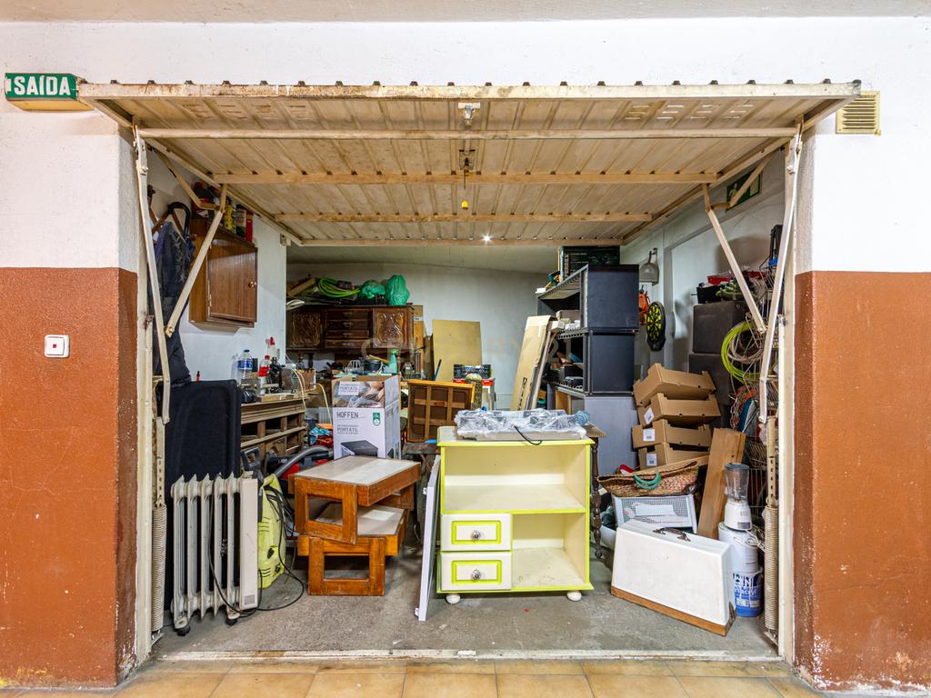 Apartamento T2 Espaçoso com Garagem Box e Arrecadação – Pedernais, Ramada - Image 18