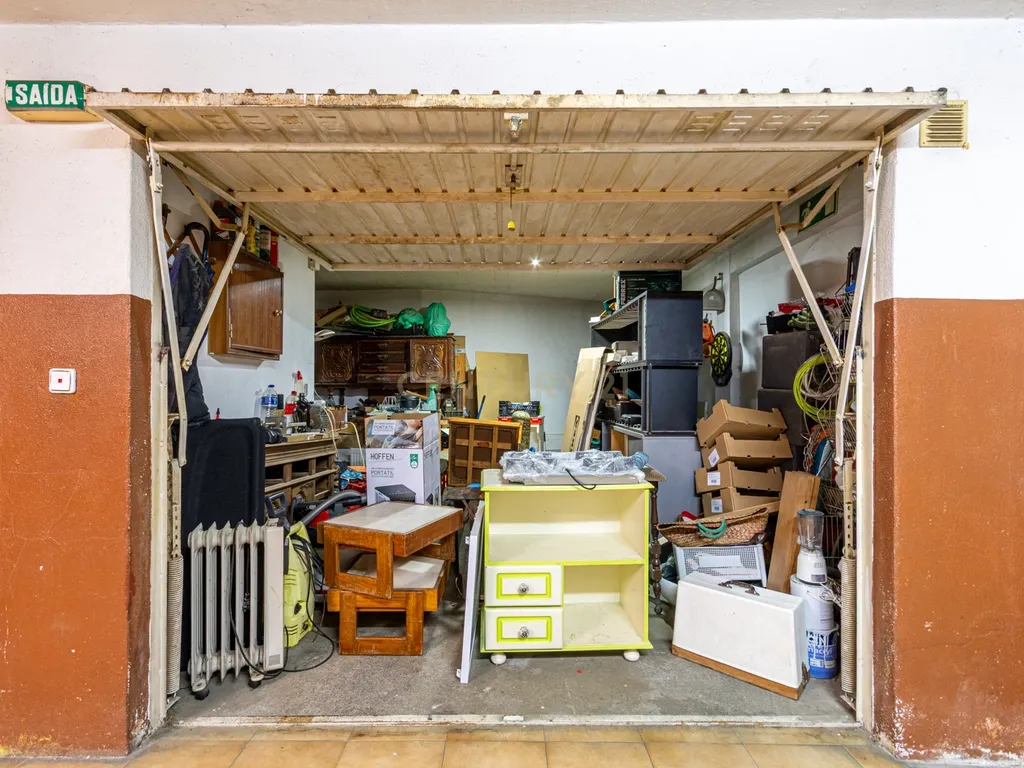 Apartamento T2 Espaçoso com Garagem Box e Arrecadação – Pedernais, Ramada - Image 18