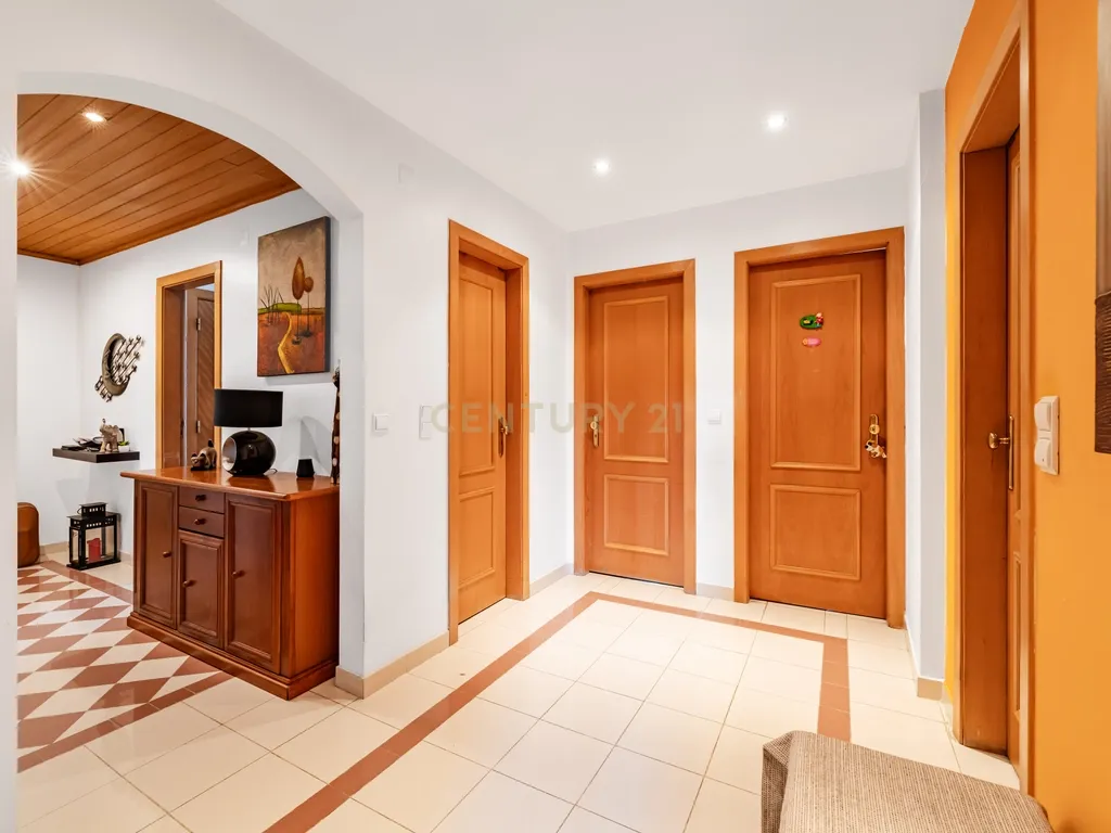 Apartamento T3 com Vista desafogada e parqueamento, no Feijó - Almada - Image 19
