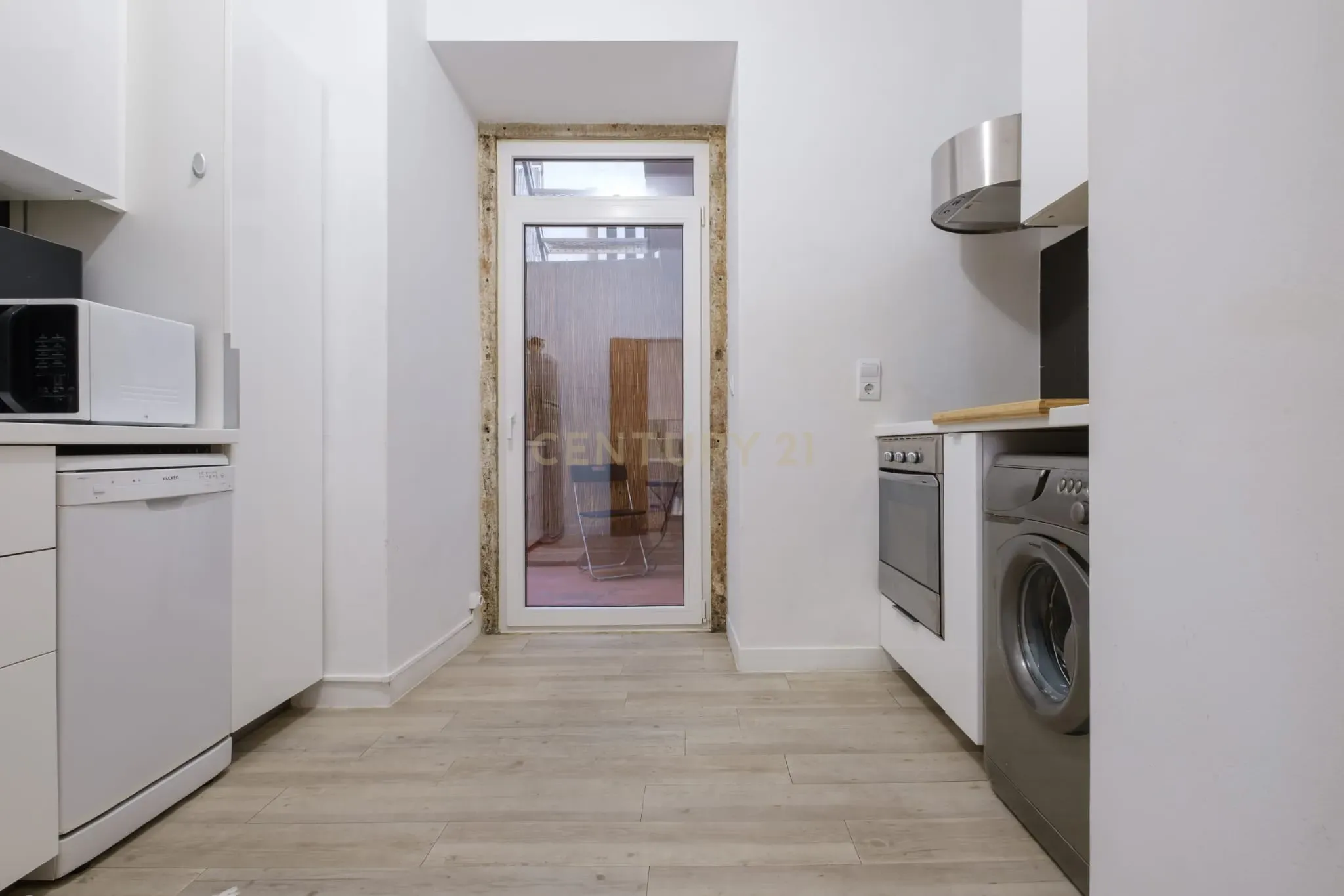 Apartamento T1 com terraço, perto de Santa Apolónia - Image 13