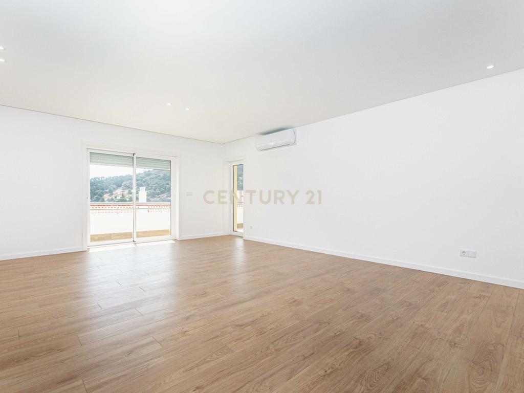 Apartamento Novo T2, com varandas, garagem e arrecadação em Mafra - Image 1