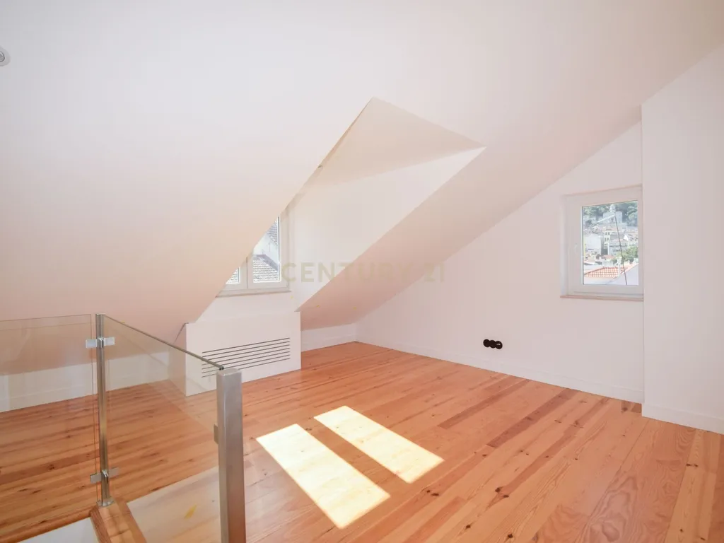 Duplex em prédio totalmente reconstruído, com acabamentos de excelência - Image 2