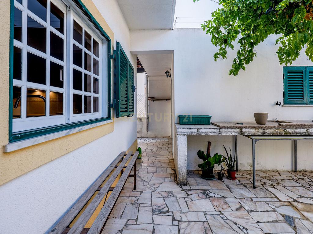 Moradia T3 com Garagem, Espaço Exterior e Sótão Aproveitável na Quinta do Conde - Image 9