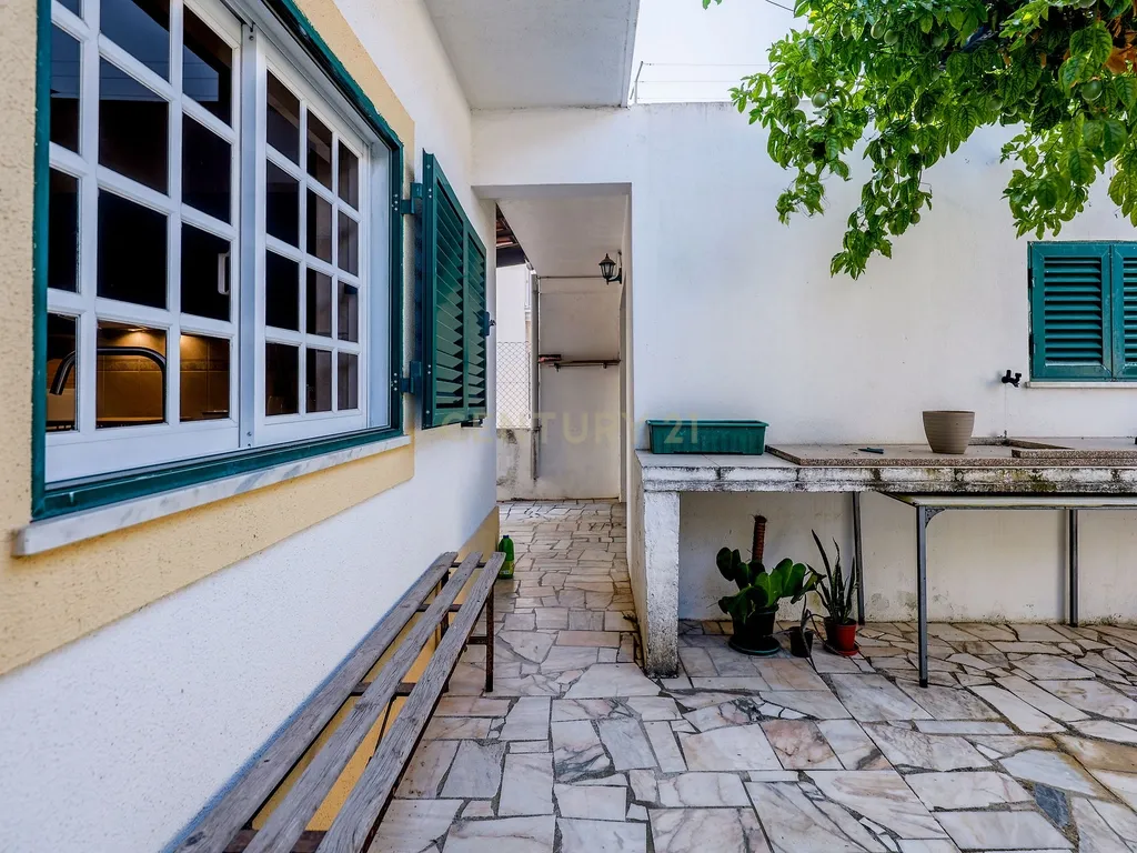 Moradia T3 com Garagem, Espaço Exterior e Sótão Aproveitável na Quinta do Conde - Image 9