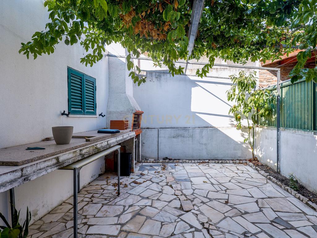 Moradia T3 com Garagem, Espaço Exterior e Sótão Aproveitável na Quinta do Conde - Image 11