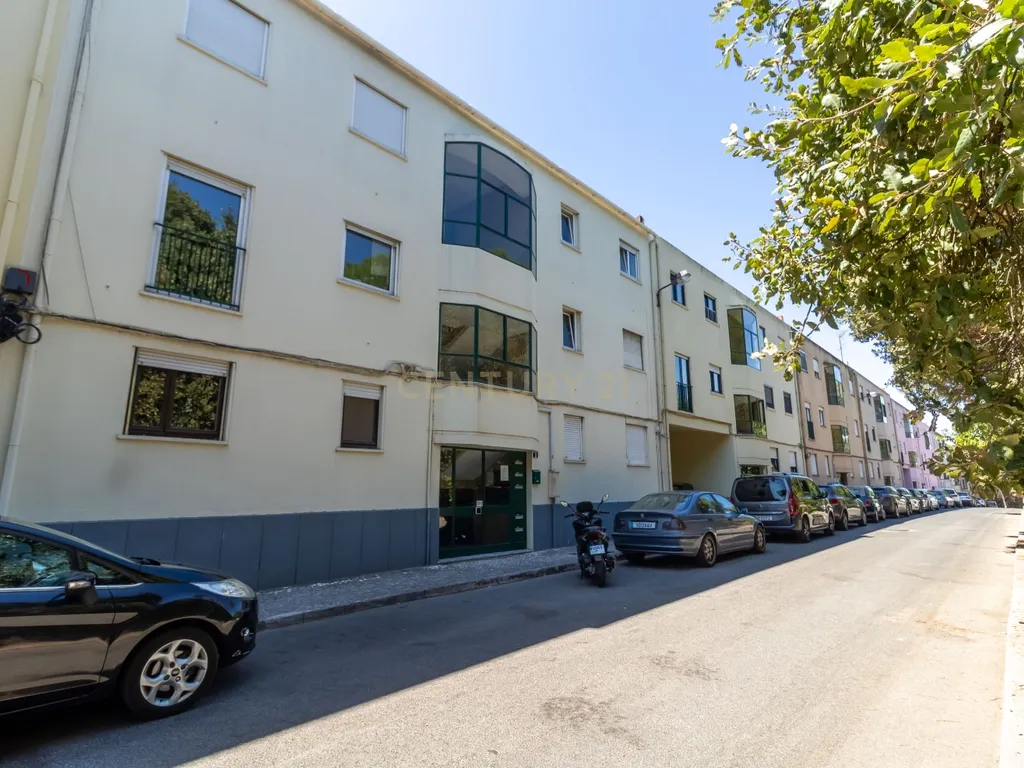 T1 em Caselas com varanda e vista desafogada – Excelente oportunidade para remodelar a gosto - Image 18