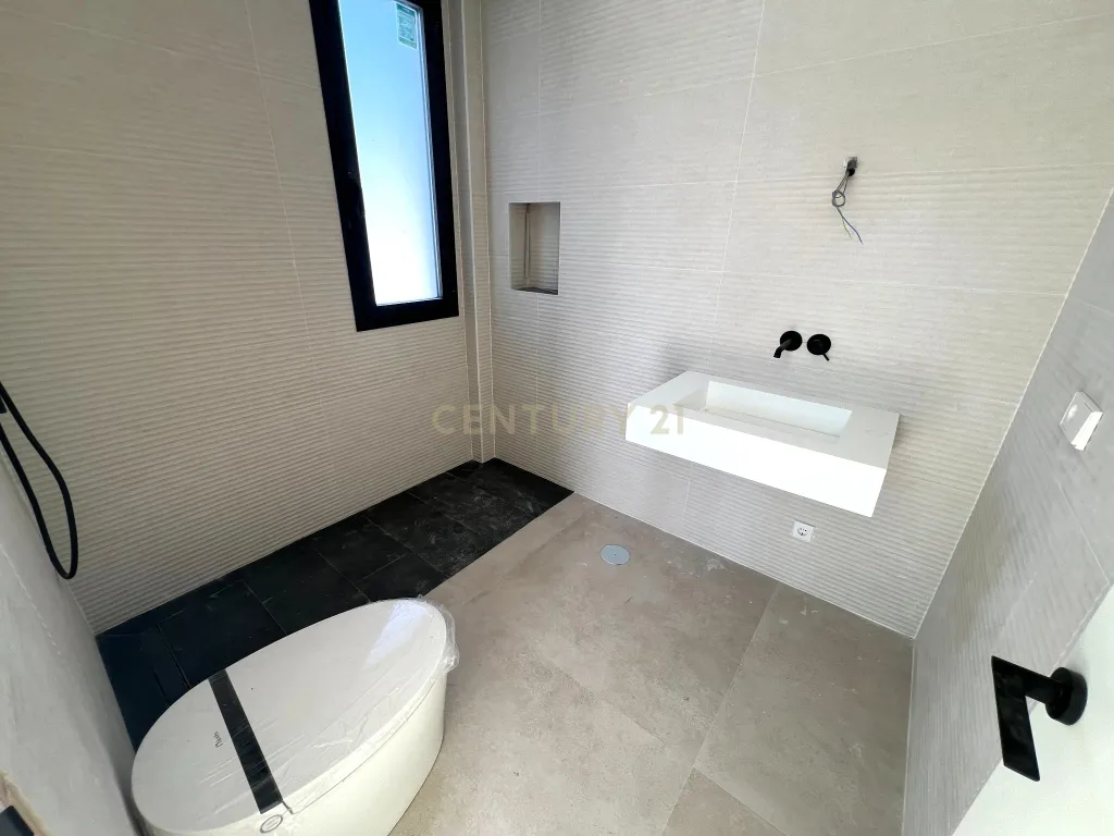 Moradia contemporânea de construção recente - Image 13