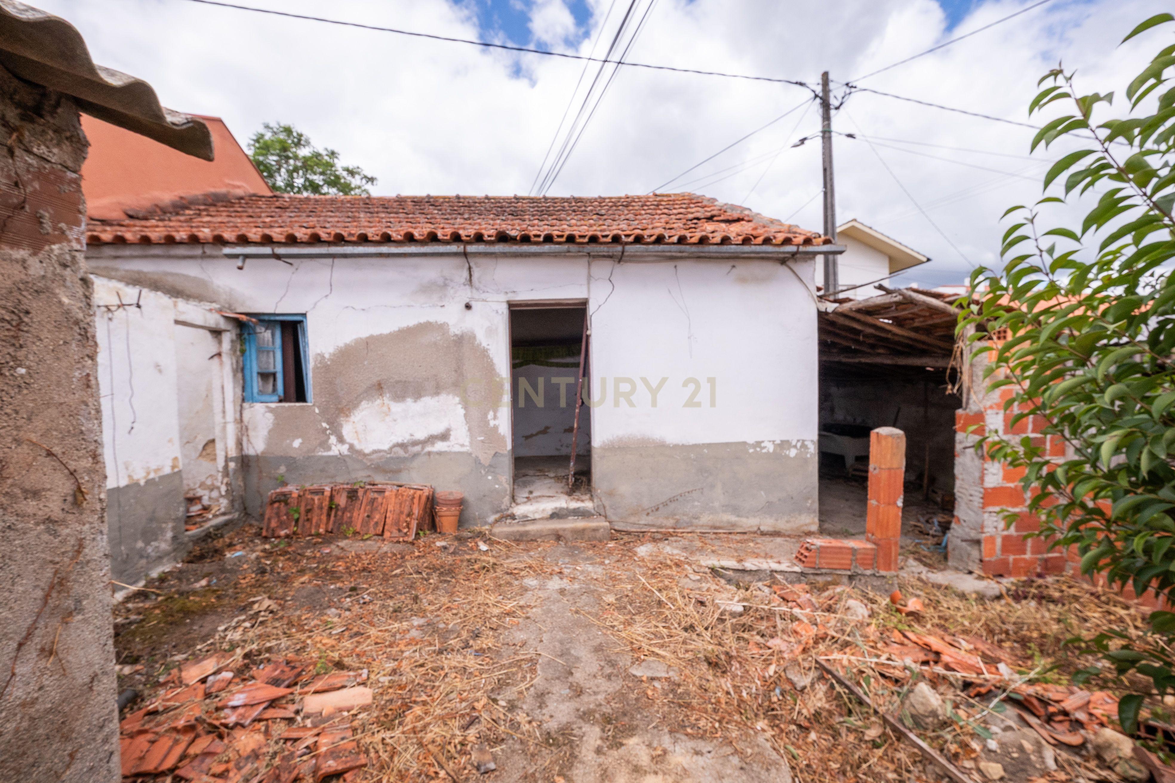 Fotografia 3 de Moradia com terreno e estacionamento para recuperar - Pereira do Campo - Coimbra
